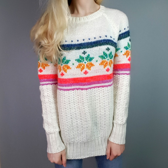 American Eagle Outfitters Sweaters - American Eagle Jegging Sweater Snowflake Size M